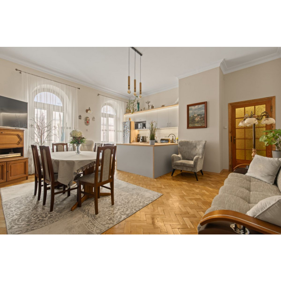 mazowieckie, Warszawa, Śr&oacute;dmieście Południowe, Wilcza, Wysokie mieszkanie w kamienicy w Śr&oacute;dmieściu Płd.